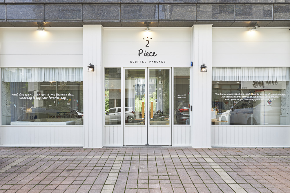 白色木纹打造舒适 50 平咖啡厅空间-2