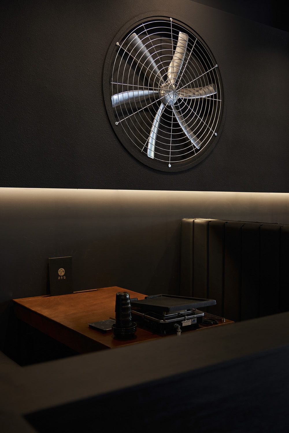 30 平米工业风小户型设计，黑金风格惊艳亮相-13