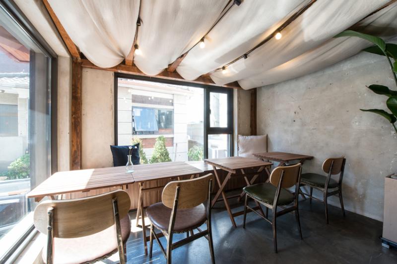 原木风打造自然甜品店，绿植点缀的温馨空间-7