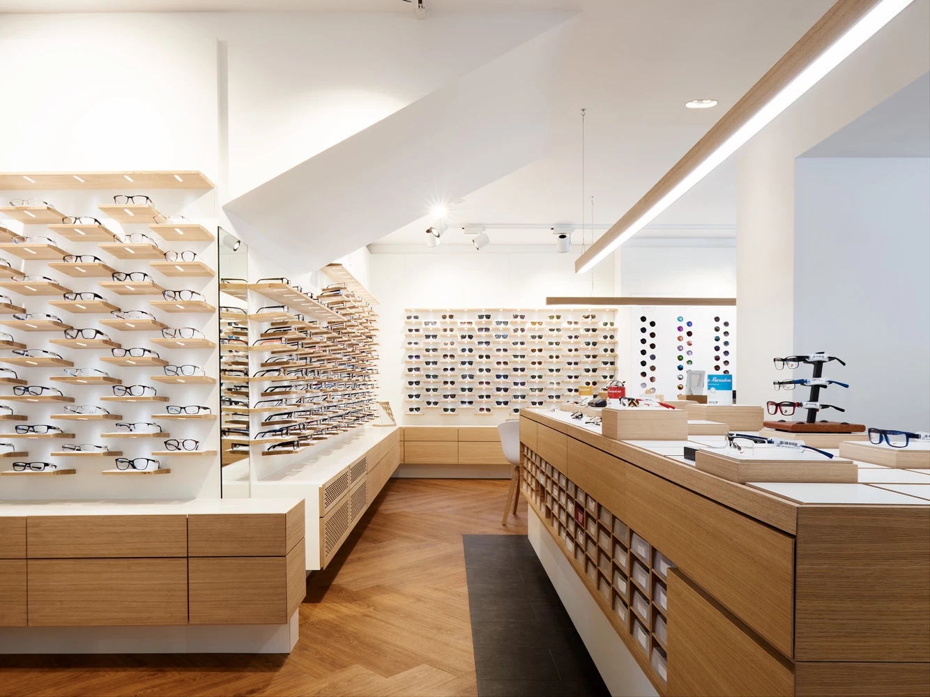 法国保罗眼镜店——聚焦产品的独特设计-10