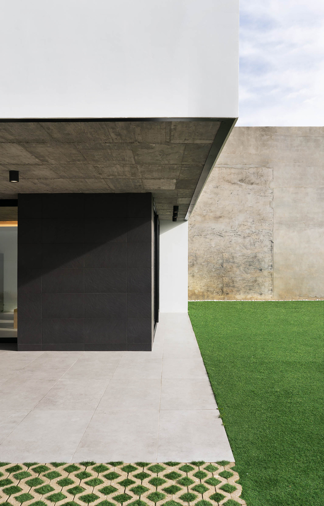 巴伦西亚丘陵景观中的白色棱镜住宅-54