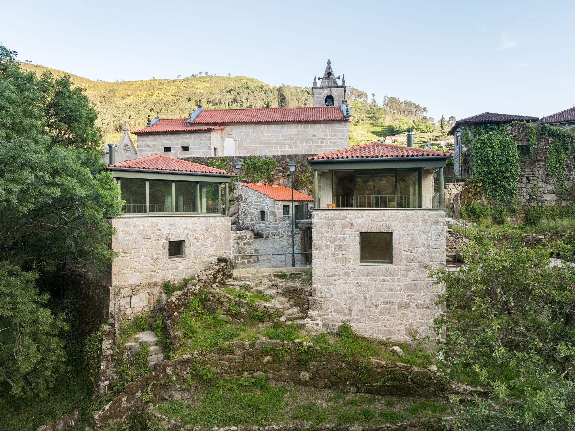 姊妹屋;姊妹楼(需结合具体语境确定最合适的表达,这里假设在描述建筑等场景下) 丨葡萄牙丨oitoo-9