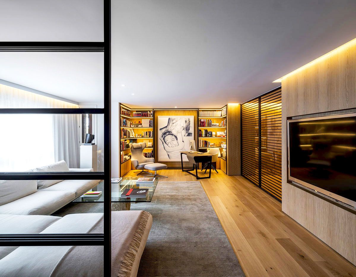 我认为 I HOUSE 可能并不是一个符合常规语义逻辑的表达如果 I  是品牌名首字母、个人名开头字母 、或者某个机构名称的缩略等，那么可以保留  I  不用翻译，直接翻译为  I 酒店，因为  house  常见释义中有 住宅；房子；（有特定用途的）建筑物 等意思，在一些语境中也可指代酒店、民宿这类供人居住的场所

如果这并非你想要的结果，由于这个短语表意不明确，难以准确判断其确切含义，请你提供更多的背景信息或语境 丨SpainMadrid-18