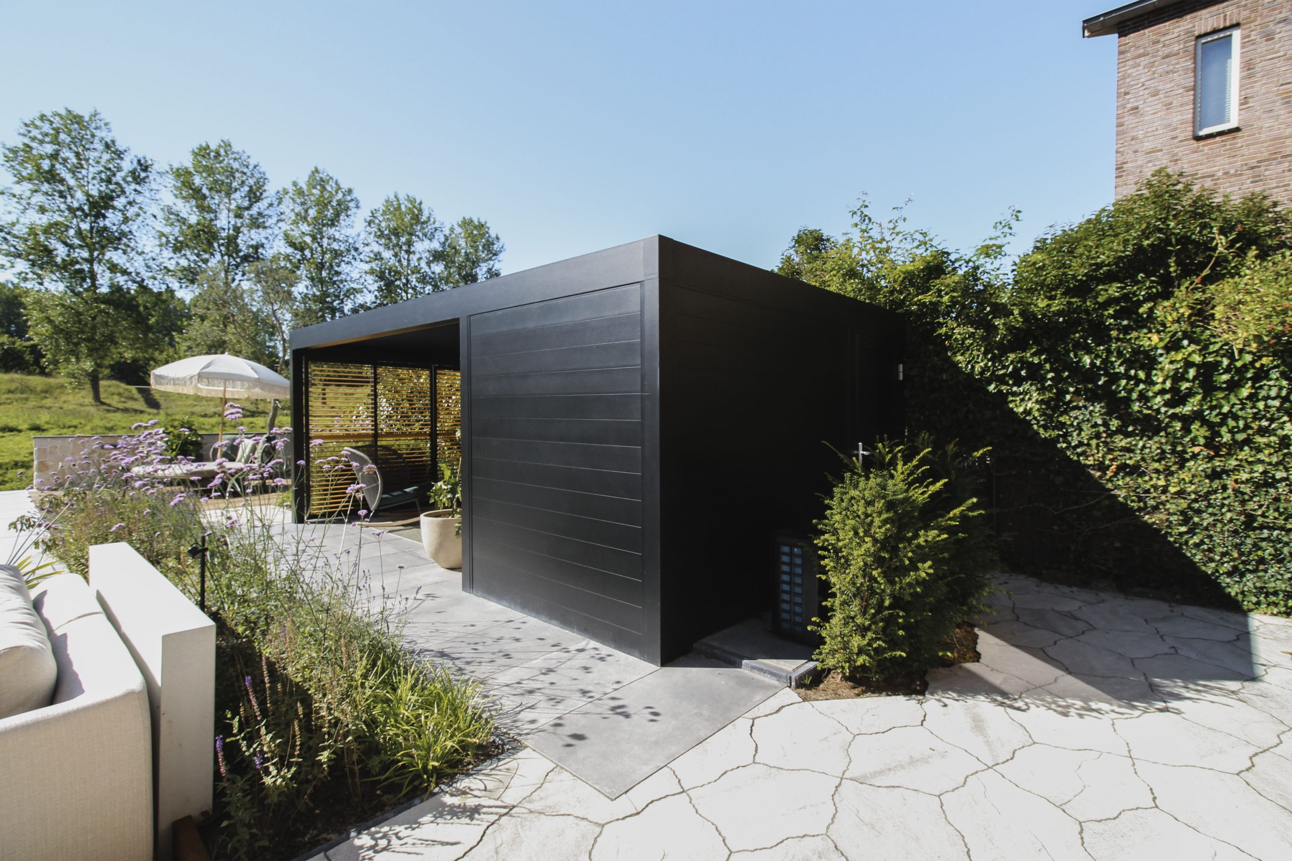 Tuin make-over met een overkapping, tuinmeubelen & zwembad-4