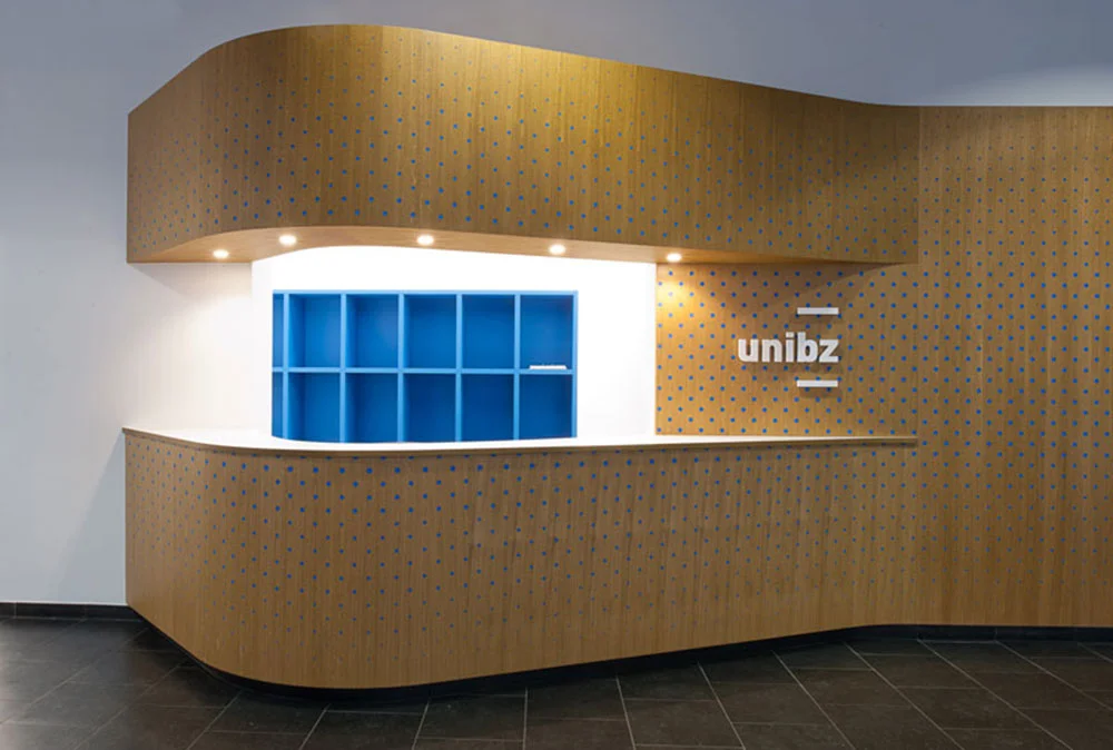 博尔扎诺自由大学接待台设计-3