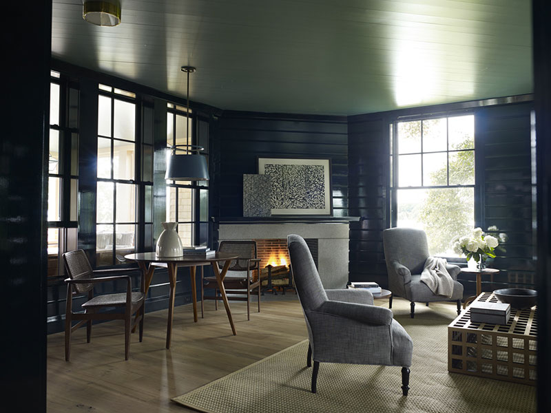 Rhode Island 奇异湖畔小屋，美式传统风格与自然材料的完美融合-10