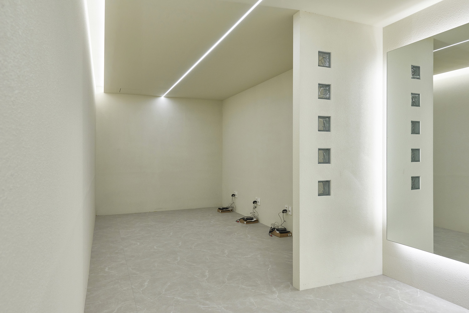 白色典雅，140 平米办公室与公寓的精致设计-29