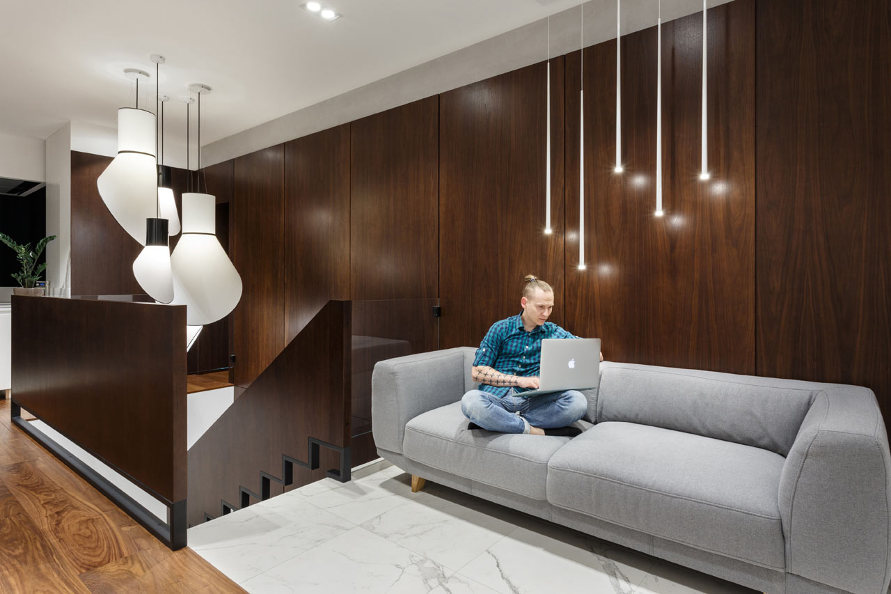 乌克兰顶层公寓 | 城市全景与简约设计的完美融合-2