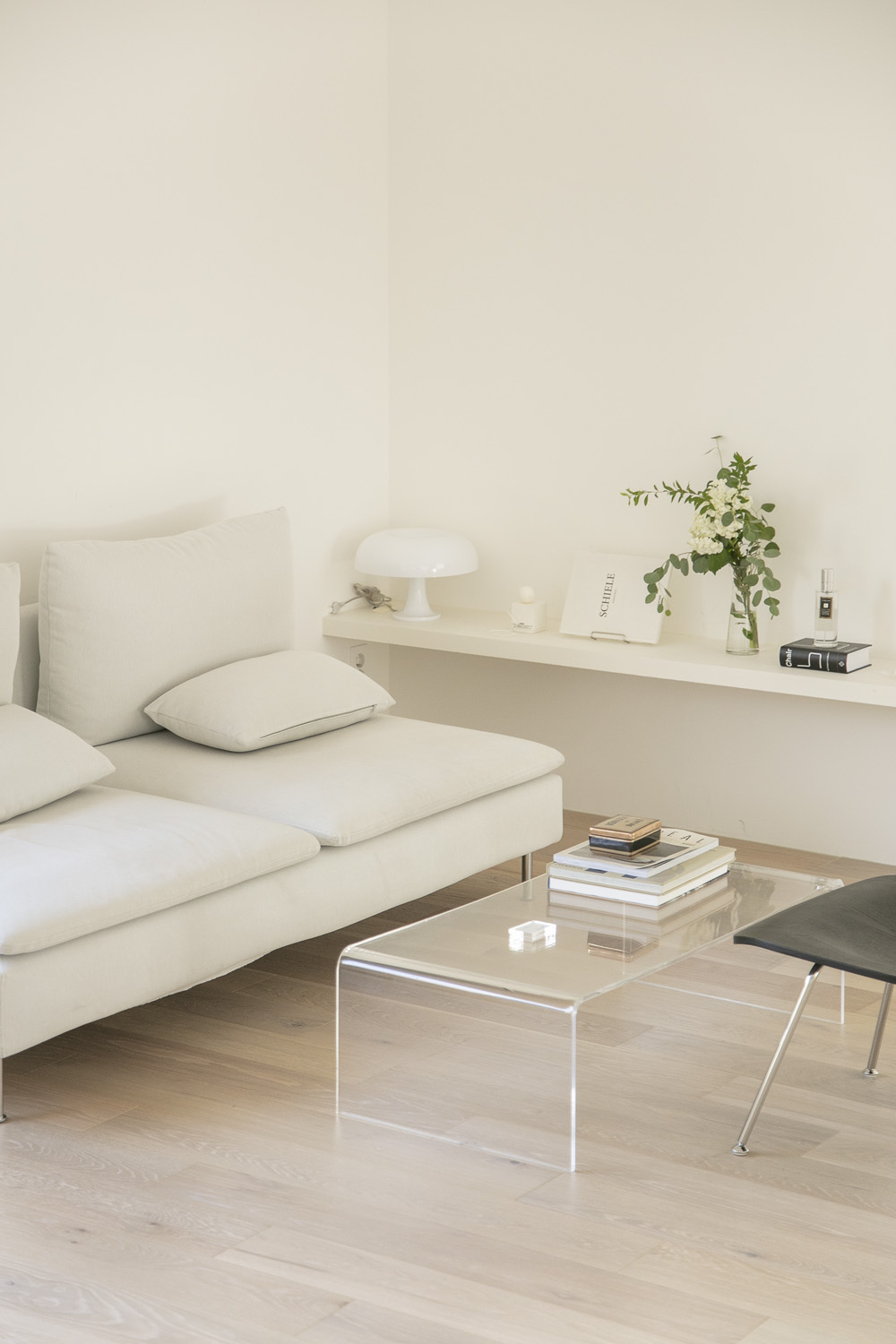 "白色与木色的高级 27 平米工作室"-30