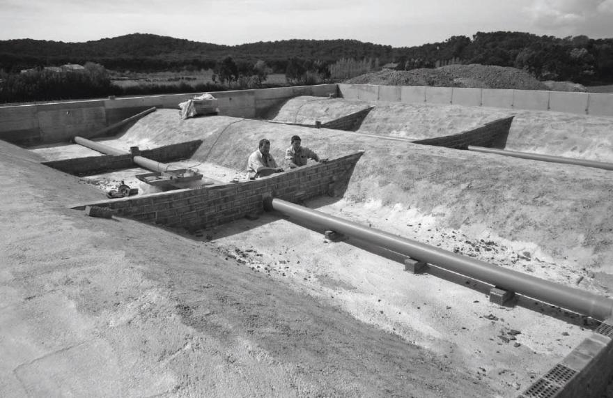 地缘酒庄 | 融入土地的工业风酒窖设计-22