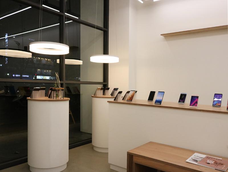 1996 年电信商店化繁为简的室内设计-10