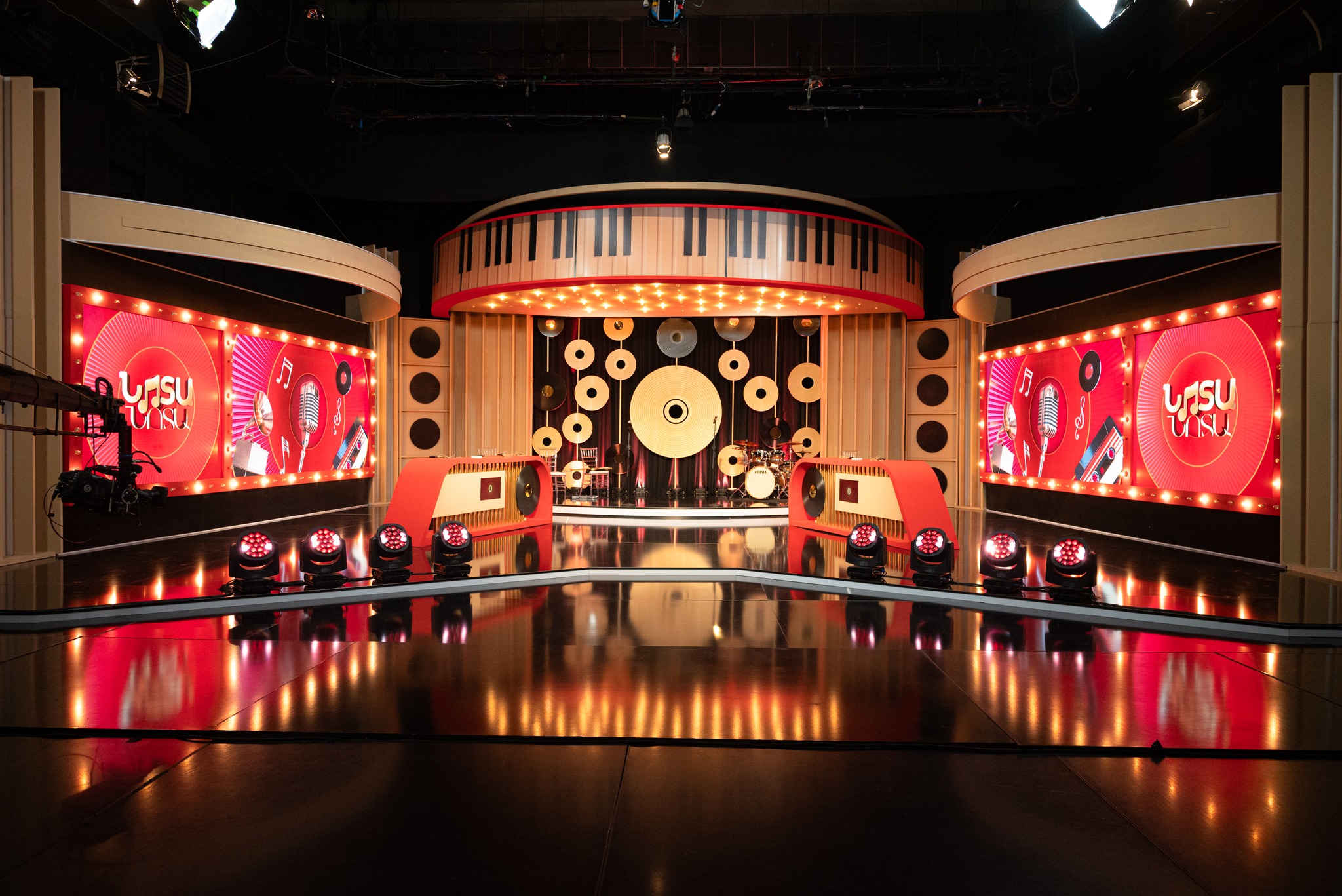 Every detail tuned to the rhythm of the show.-3