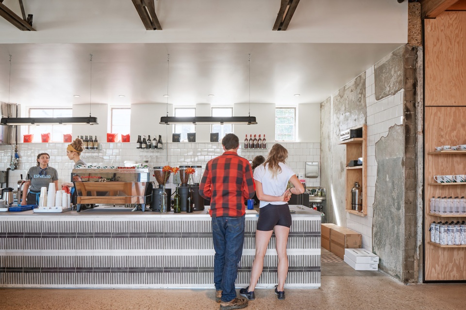 折皱立面,展现天空之美——Meteor 咖啡++ 自行车店-16