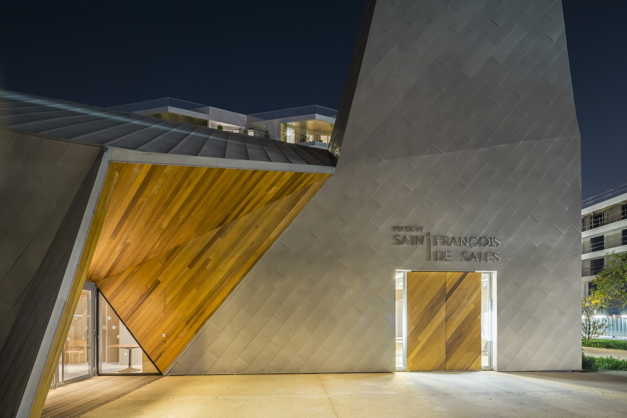 折叠 zinc 外壳中的宁静圣所——法国 Ensemble Pastoral Catholique 教堂设计-37