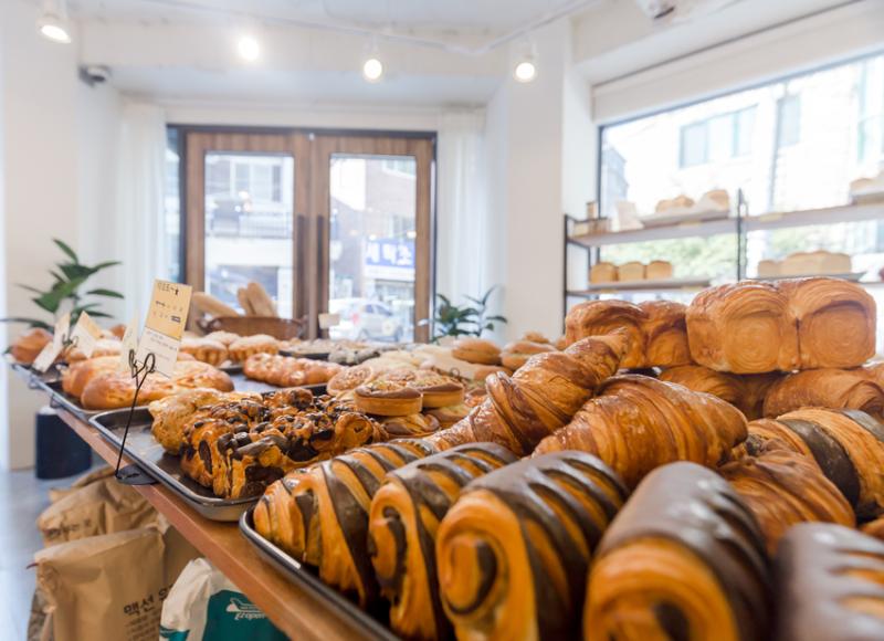 极简 15 坪烘焙店，韩式白色木质空间-8