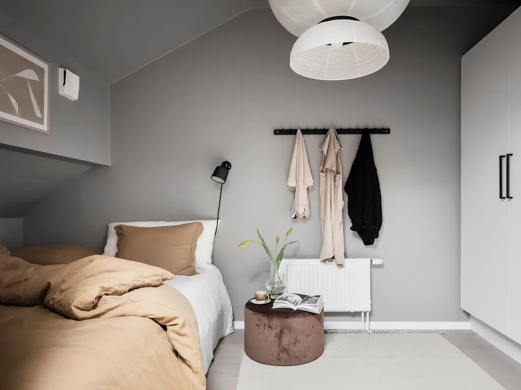 Un deux-pièces de 34m2 design et gris et sa chambre mansardée-10