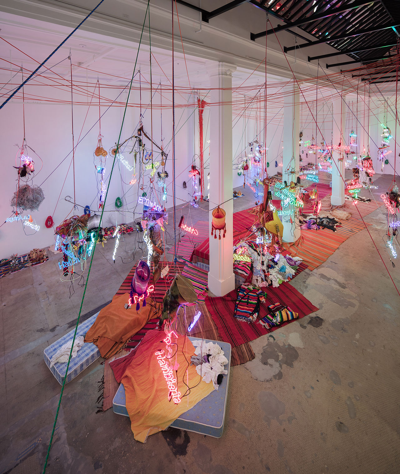 混沌中的诗意的 Jason Rhoades 装置艺术展-15