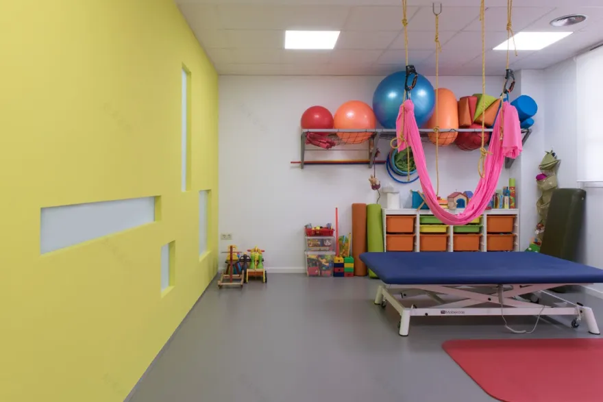 Centro pediátrico MOVO 儿科护理中心丨西班牙奥伦塞丨EQUIPOEME-12