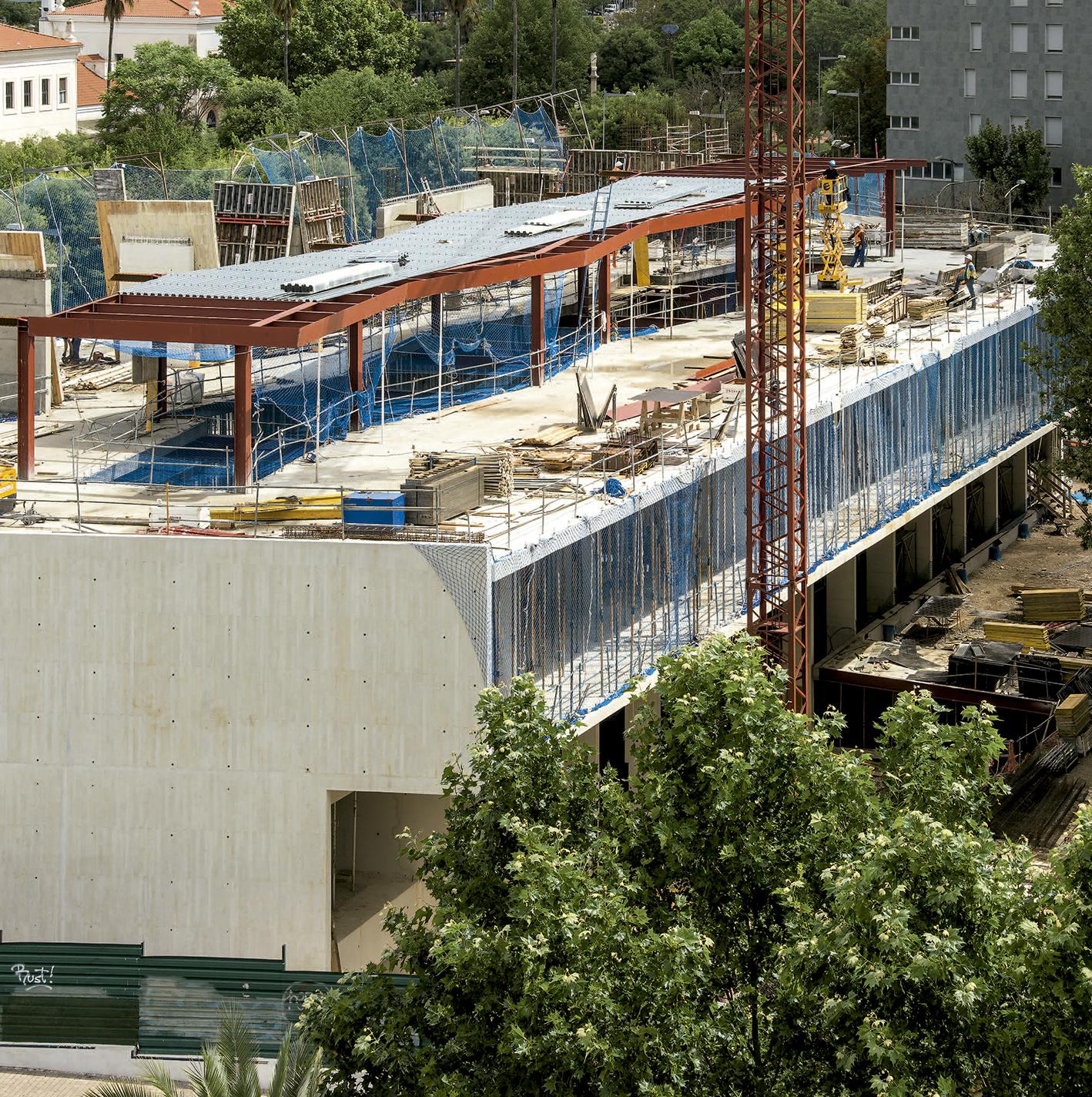 西班牙科尔多瓦公共图书馆 | 绿意盎然的铝制文化之门-17