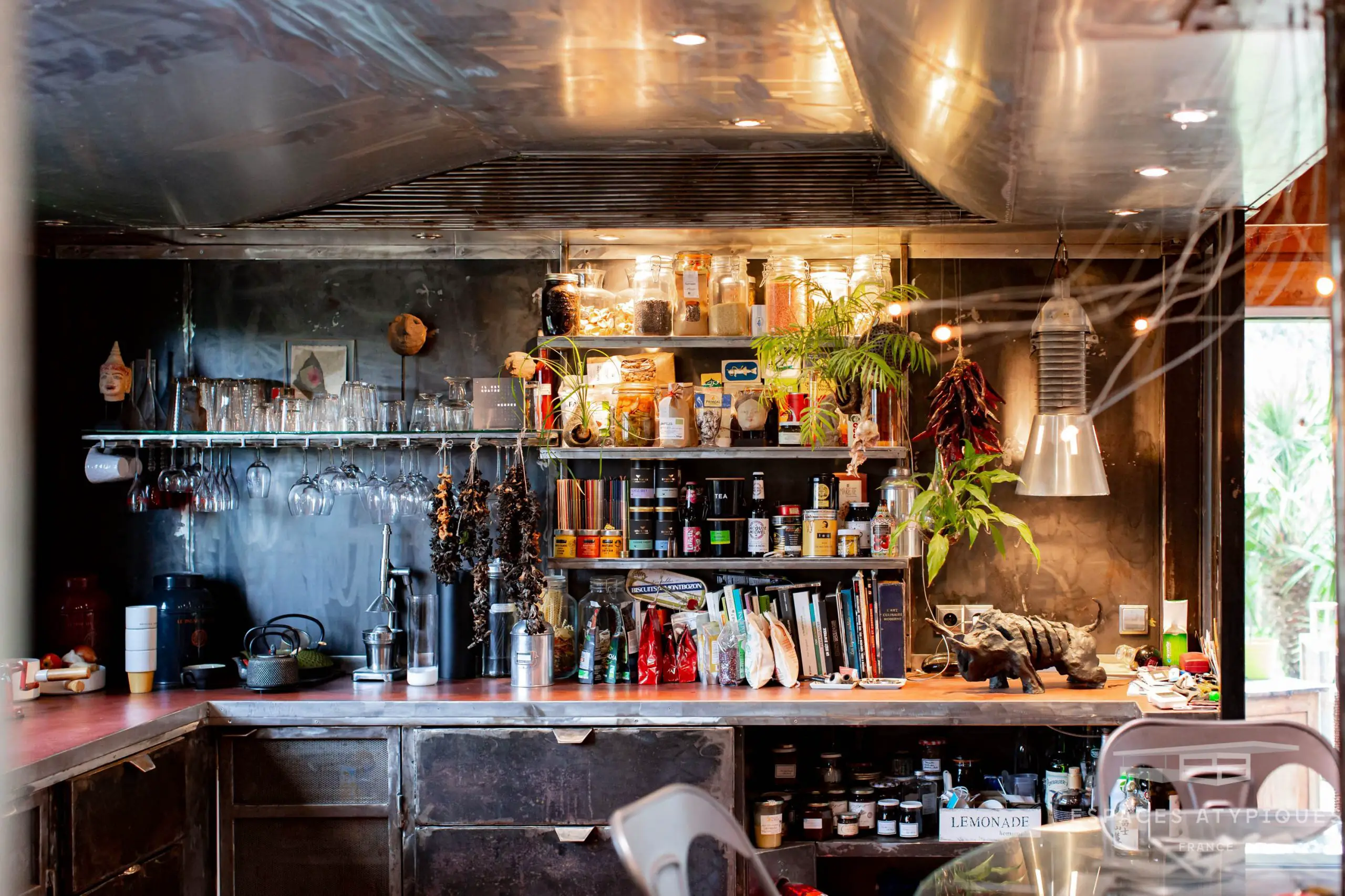 法式海滨木屋设计，厨房金属元素抢眼-6