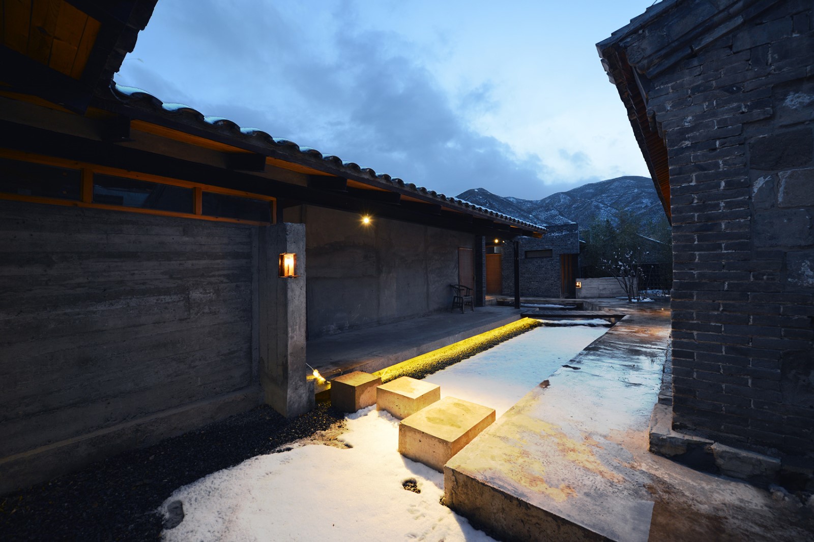 长城脚下“侧漏”的院落 | 巧妙应对用地难题-14