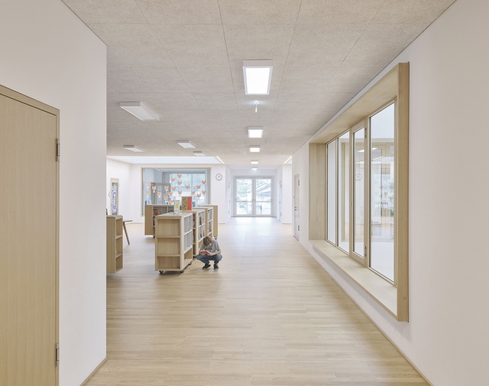 奥地利 Bütze Wolfurt 小学 · 木板条与锌钢构建的温馨学习空间-51