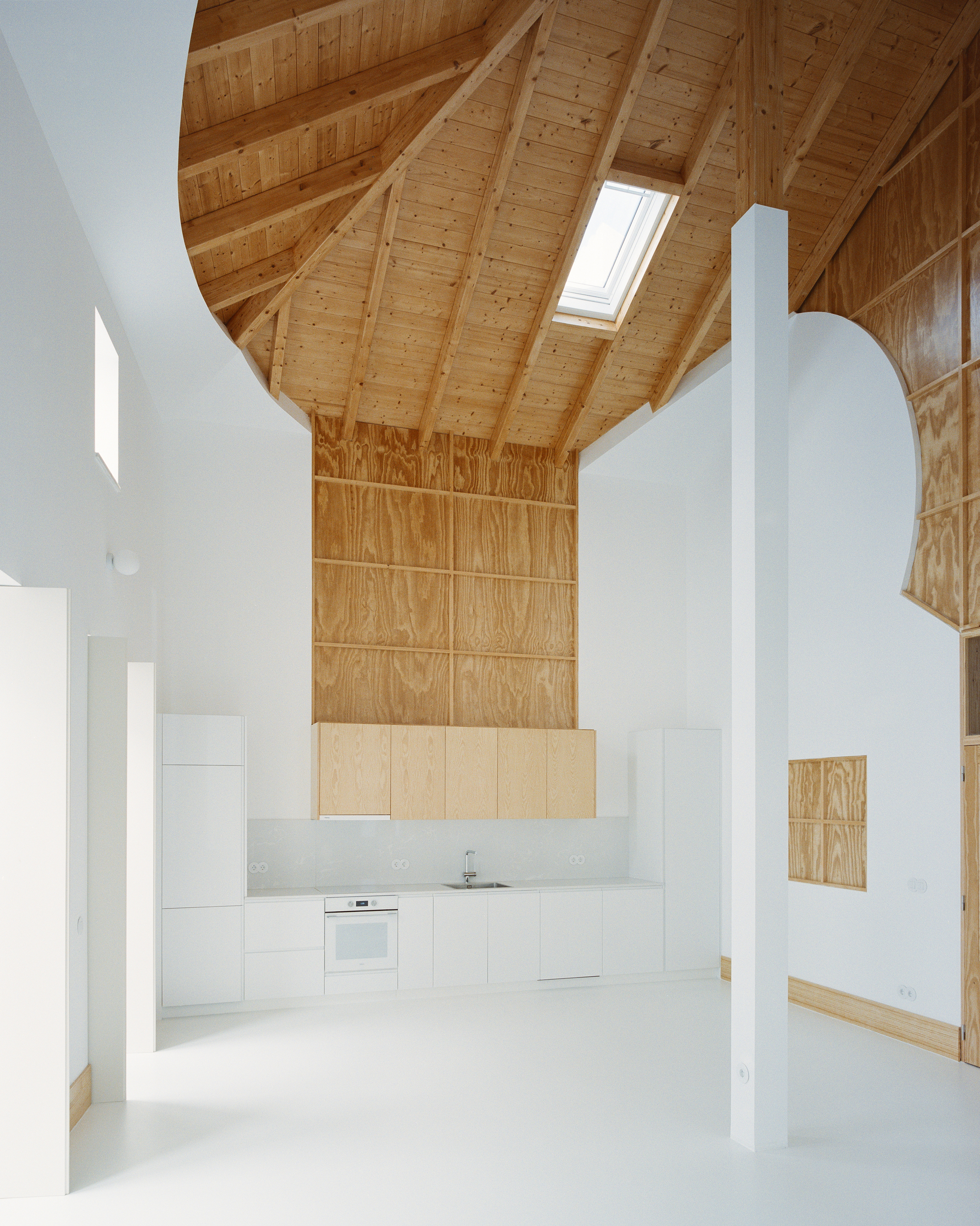 Cut(outs) House – Ceiling, Walls and Pillar  / Corpo Atelier-10