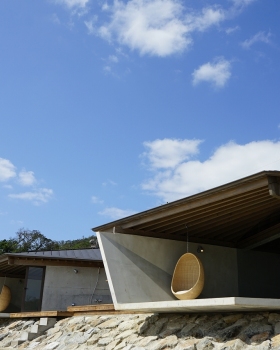 DenPaku The Beachfront MIJORA  / Atelier TEKUTO + Amami Design Firm