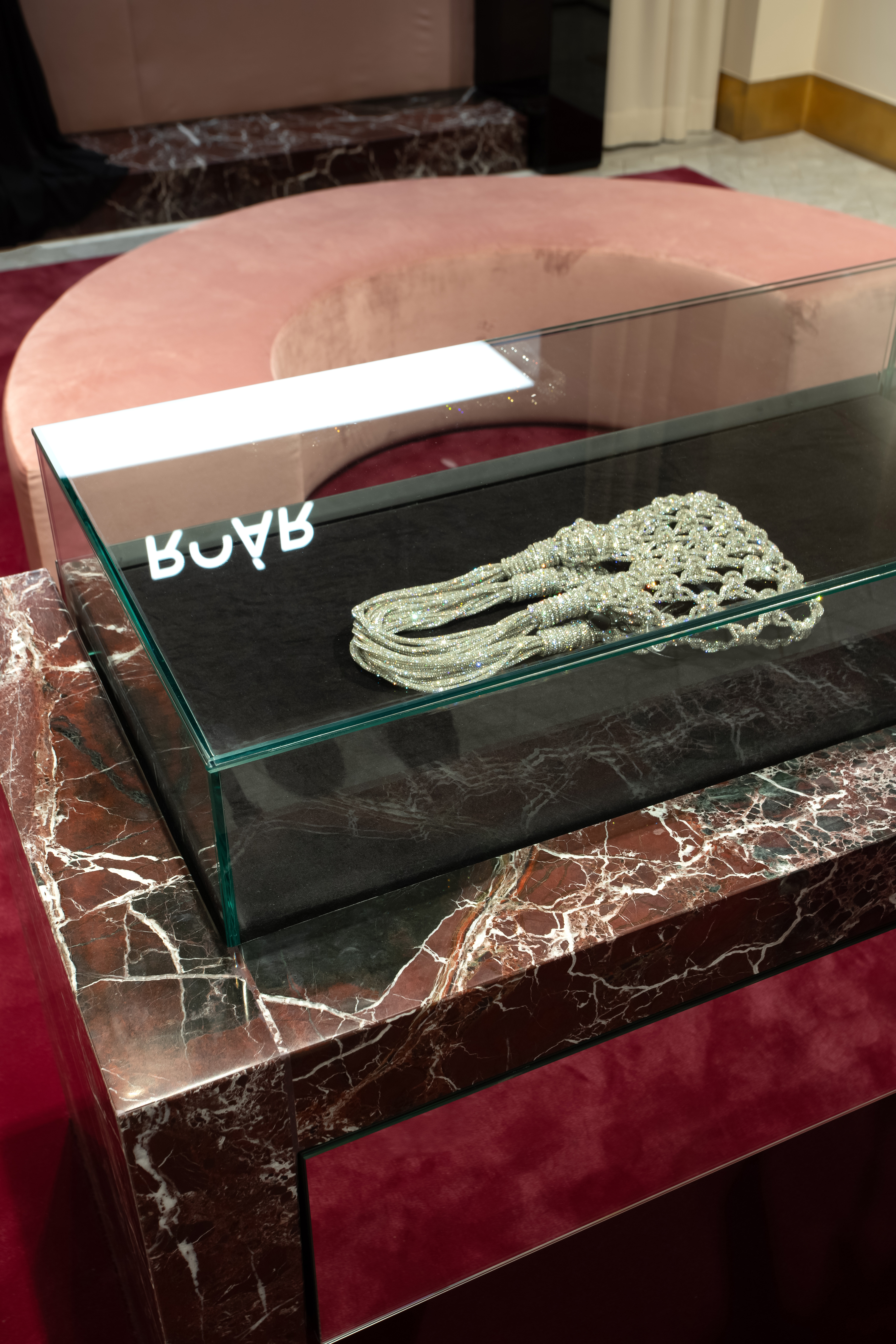 银座三越百货的咆哮角

注：TSUM常见指日本东京银座的三越百货（Mitsukoshi Ginza），这里推测 ROAR CORNER 指一个名为咆哮角的特定区域或角落具体也可结合实际场景进一步确定精准含义 丨DARYNA SHPURYK-12