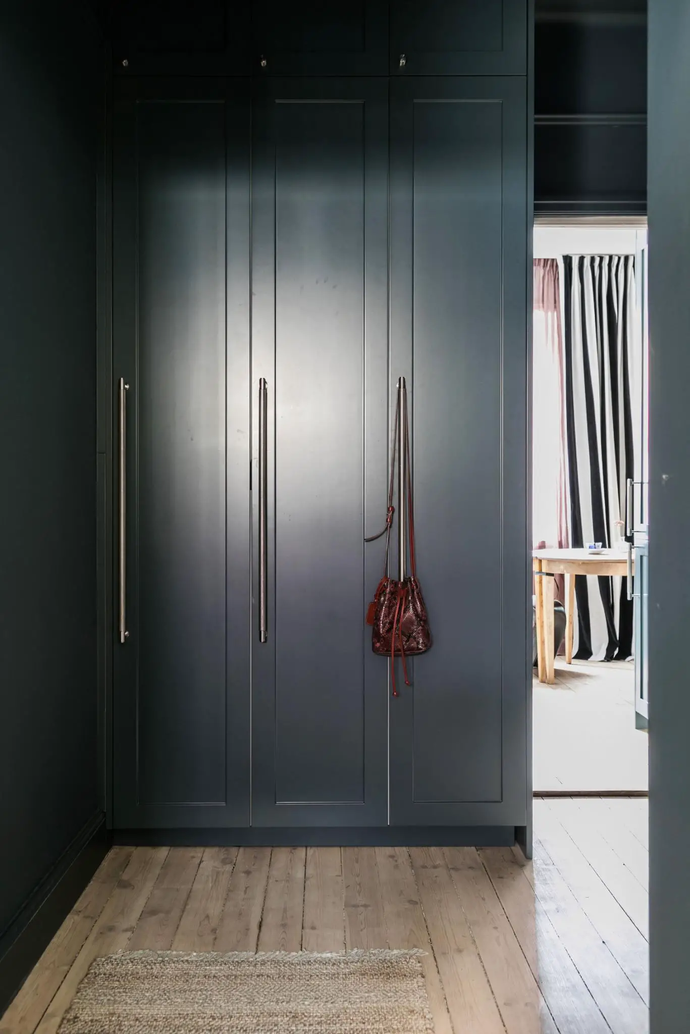 时尚家居新宠 | 深度迷人的蓝色天鹅绒沙发-12