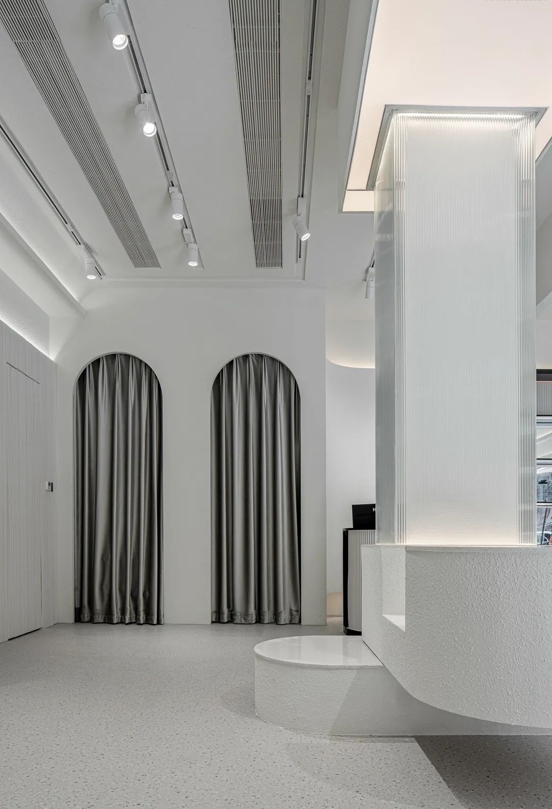 光与弧线共舞 · 普宁商业空间新典范丨中国广东丨深圳市陈浩鹏室内设计事务所-25