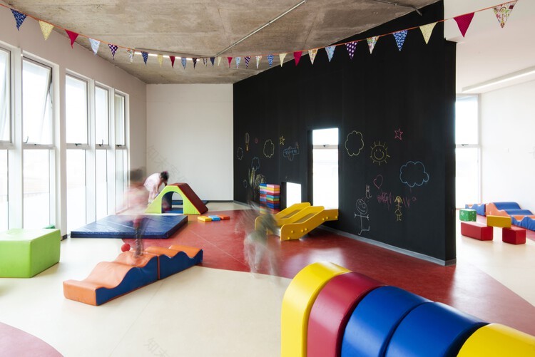 Jardín infantil y sala cuna Golondrina de Valparaíso / Pedro Lomboy Castillo | ArchDaily en Español-50
