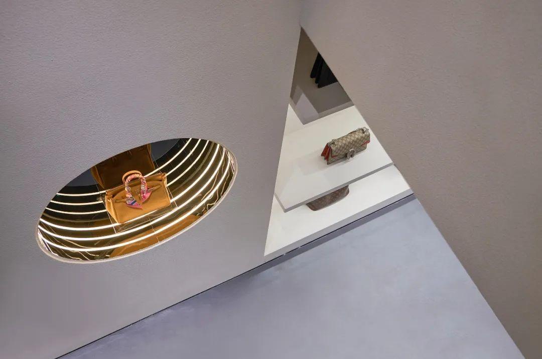 AO×DESIGN 奢侈品店的悬浮桥梁设计-6