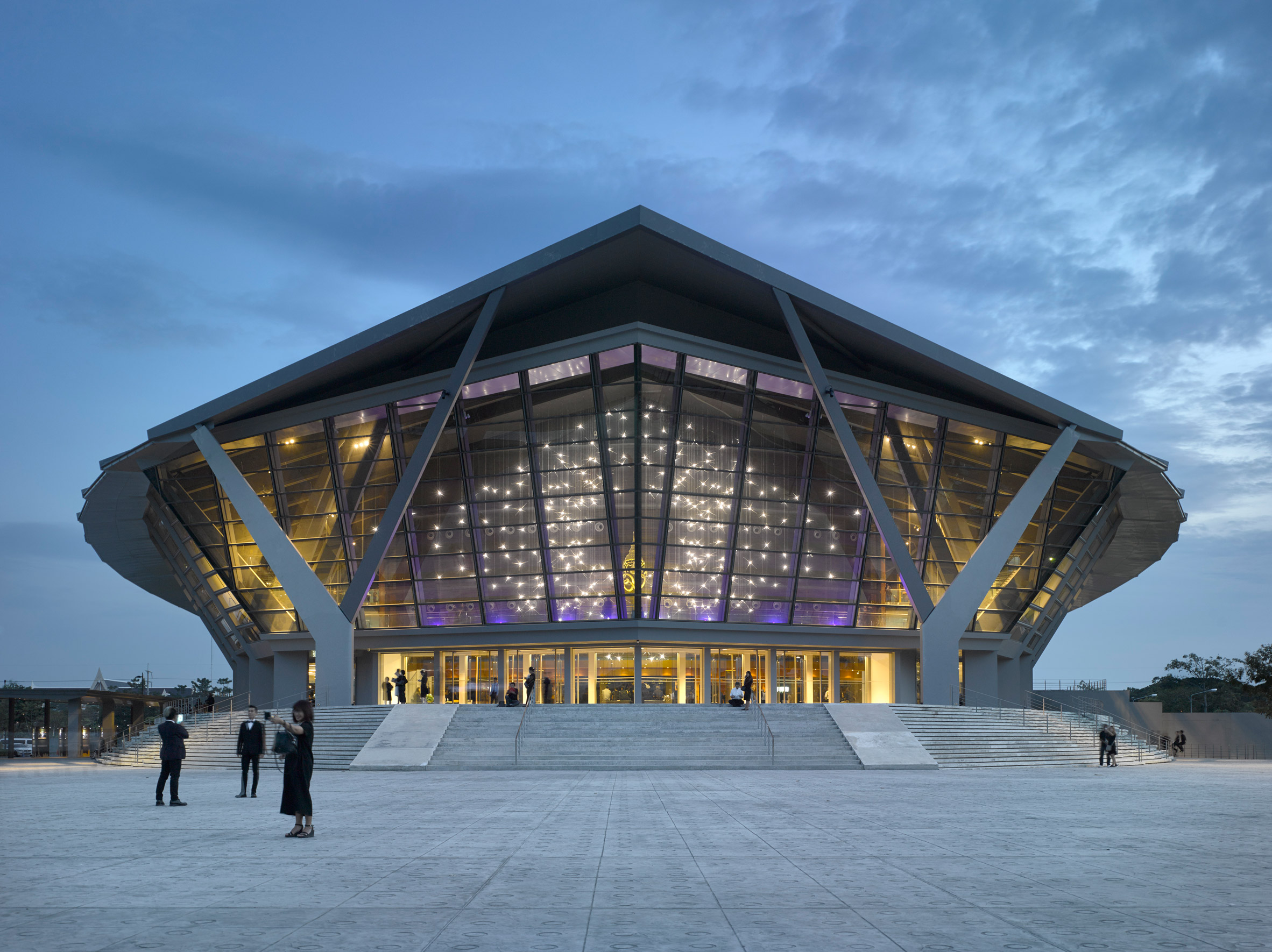 Lasvit creates glass sculpture that illuminates in response to music-17