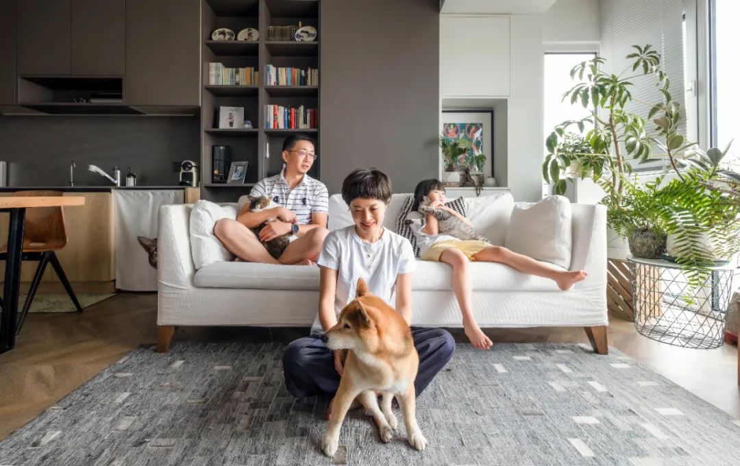 有爱之家 | 鱼骨拼地板++ 弧形外墙，100㎡住一狗二猫三人-4