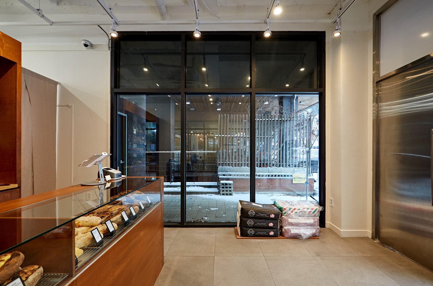 白色与木质，打造 15 平极简主义厨房-9