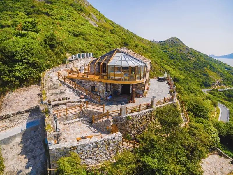 放弃百万年薪，回乡在海边建起一座石头房，他在追梦途中找到了诗和远方！-57