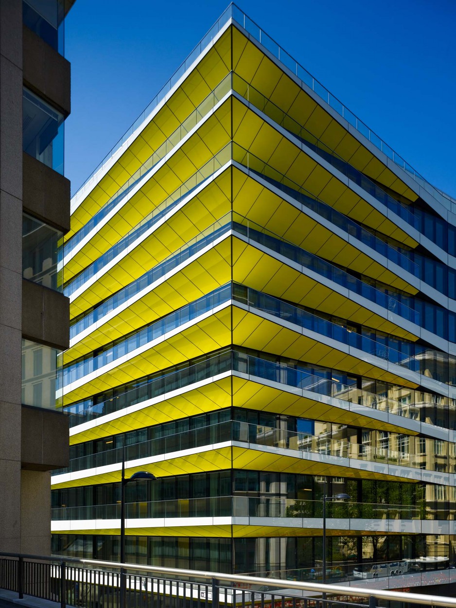 河岸别墅；河滨住宅；河畔公馆（三个根据不同情境从通用语境考虑比较常用的表达，可按需选择其一 ）

注：最好能提供完整语境，以便输出最贴切唯一的翻译如果在建筑行业领域，河岸府邸相对更适合；如果是住宅介绍，河岸别墅会较合适；若作为酒店之类的名称，河滨酒店也有可能个人倾向按住宅常见角度用河岸别墅 丨英国伦敦丨David Walker Architects-27