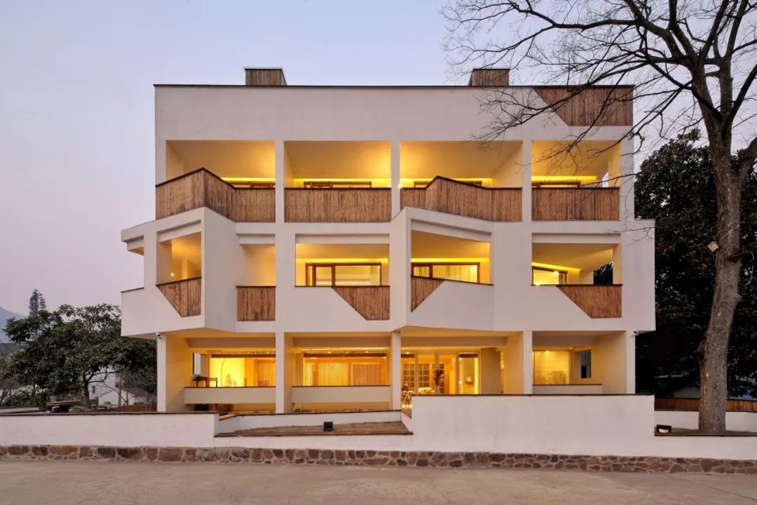 民宿设计，不论是重建或扩建、运用设计的加法或减法、还是采用在地材料，不仅能使荒废破旧的乡下老宅焕然一新，也能重塑一方水土。-92