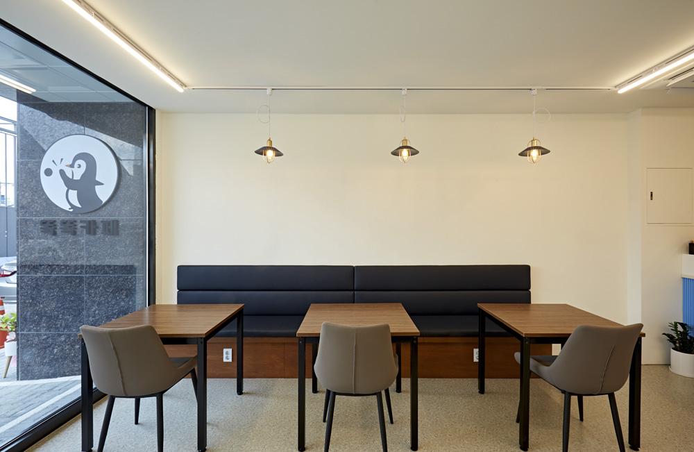 简约时尚的 14 平米咖啡厅设计-5