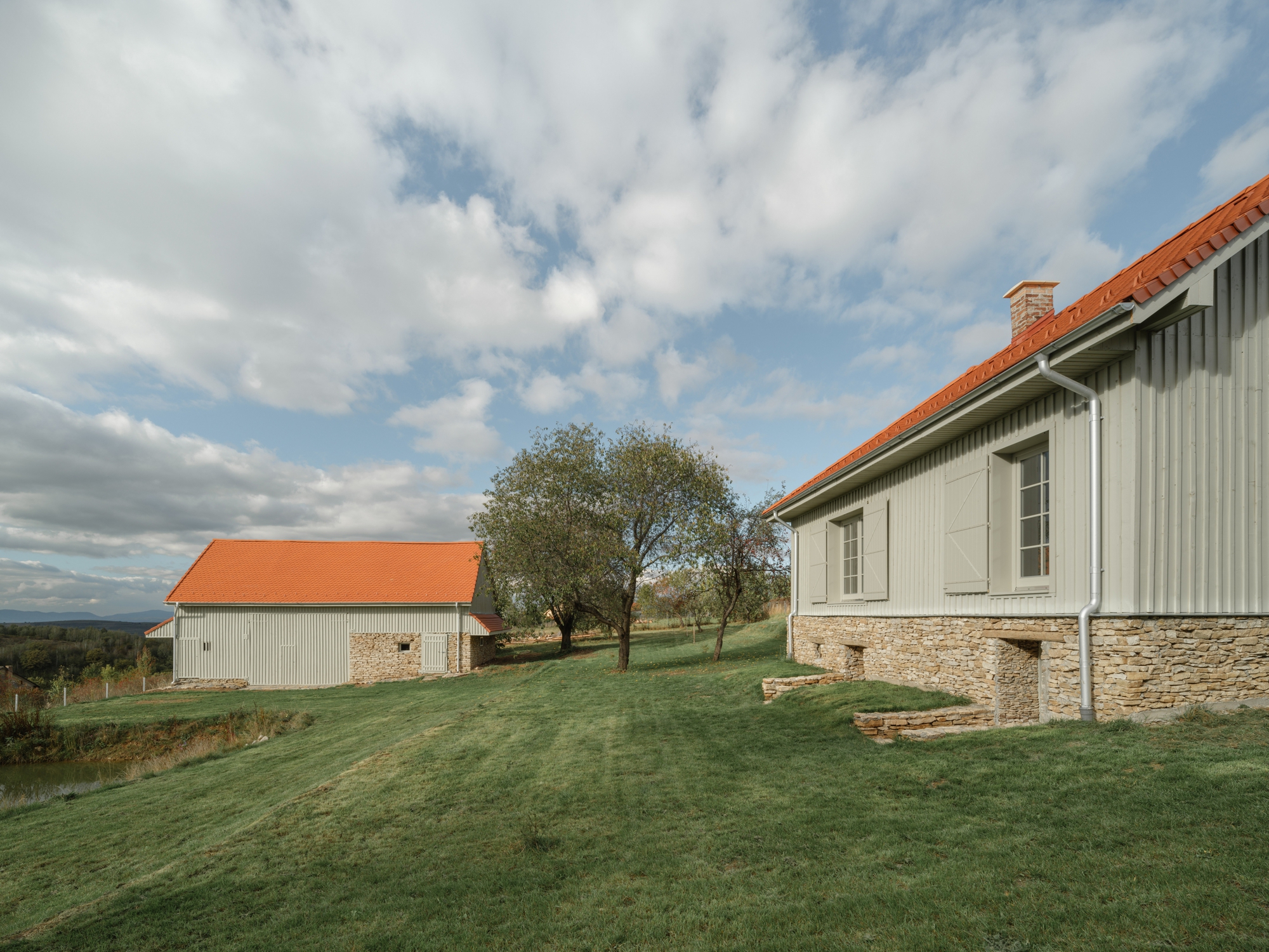 Recovery of a Country House and Barn / Vlad Sebastian Rusu and Studio 82-27
