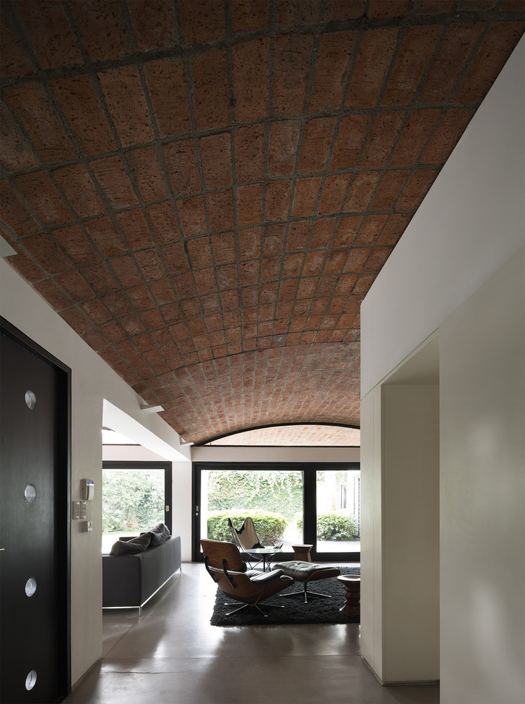 乌拉圭 HQ 住宅 | 带加泰罗尼亚穹顶的现代空间-25