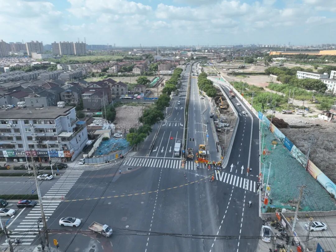 一建集团北青公路改扩建工程迎来新进展：徐乐北路站一阶段北侧保通道路完成翻交-1