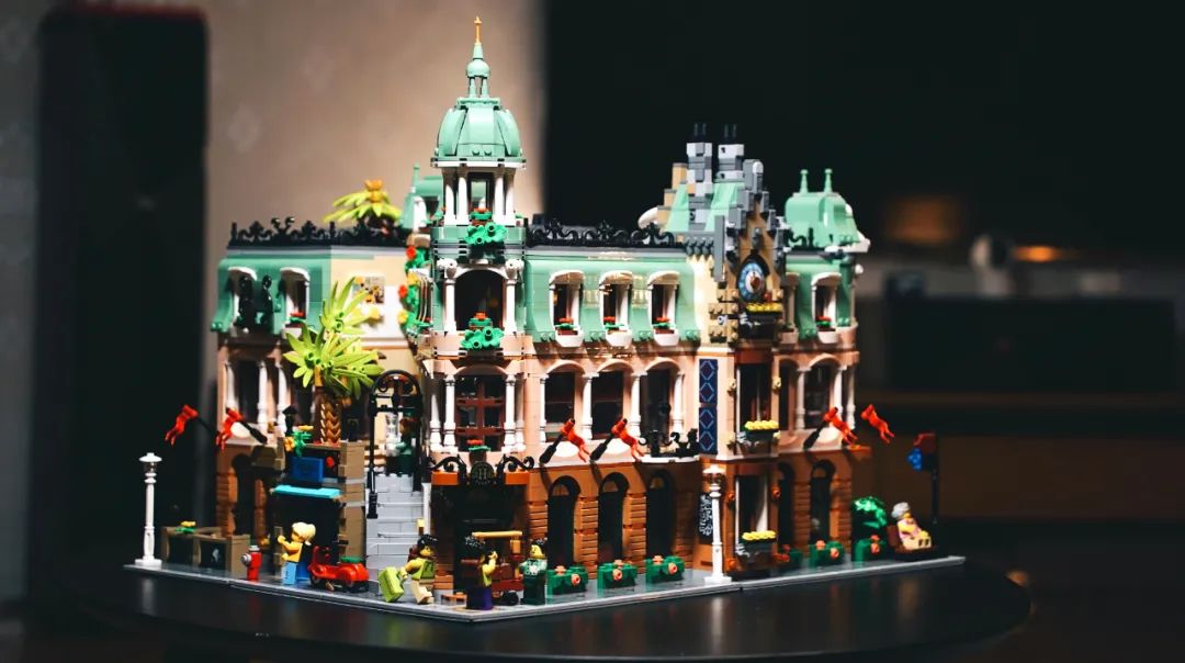 【精彩MOC欣赏】三套乐高街景10297组成的超级转角精品酒店——《皇家花园酒店》-12