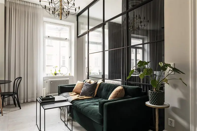 42 平米现代公寓的玻璃隔断、绿色 velvet sofa 设计亮点-2