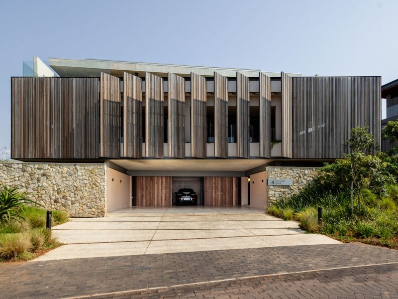 签名屋2号；署名屋2号

备注：由于不清楚Signature House具体所指，签名和署名是在常见语境中这个词组可能的含义，若要求只能提供一个唯一且准确答案，这里缺乏更多背景信息难以做到精准唯一，可以提供更多关于它的信息（比如它是酒店、建筑相关还是其他领域等）如果接受这种情况，则以上供参考 丨南非丨Bloc Architects-38