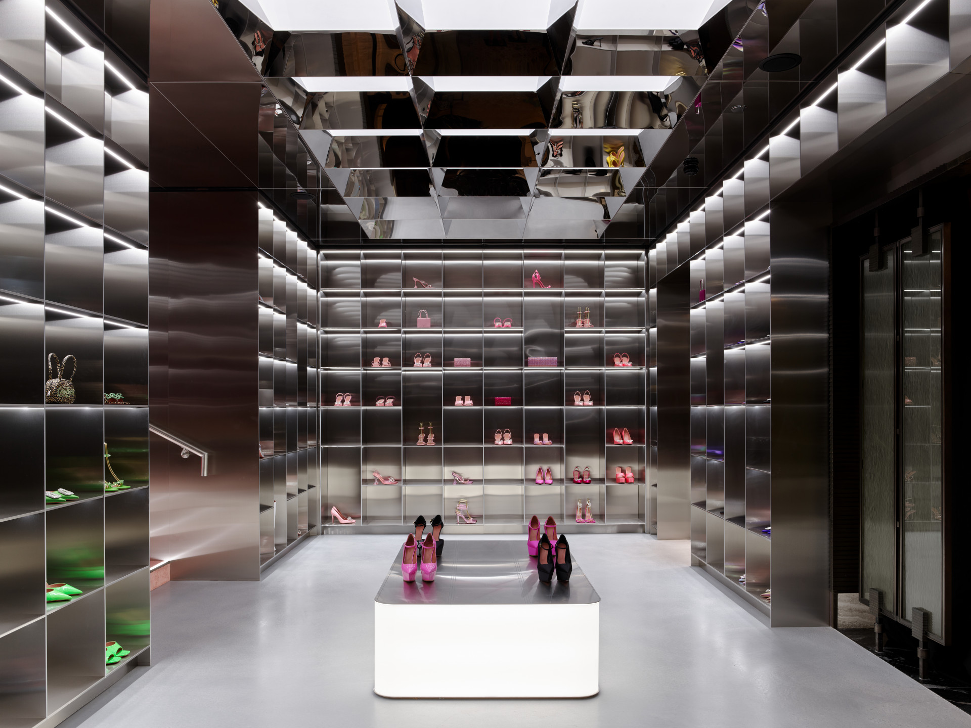 Amina Muaddi 伦敦哈罗德百货店丨英国伦敦丨Crosby Studios-8