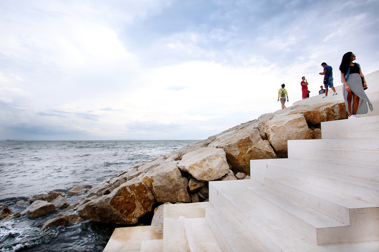 海滨废弃地变身公共空间奇迹-22