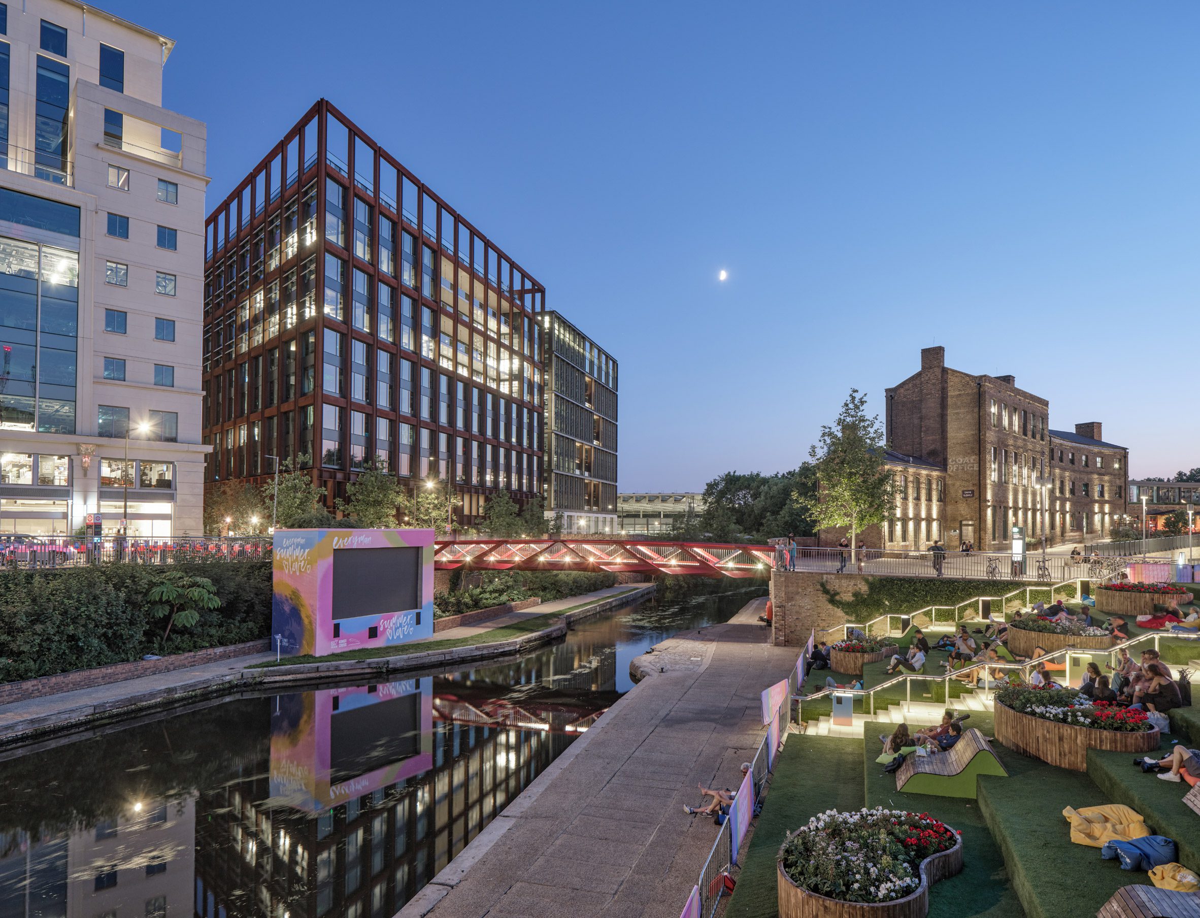 伦敦 Coal Drops Yard 购物中心新添 Esperance 红色人行桥-34