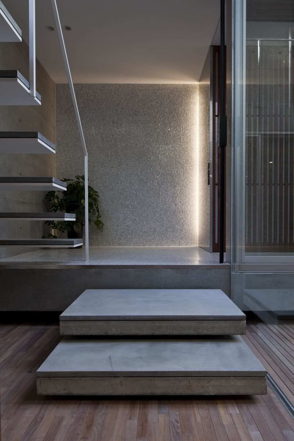 东京私密寓所的庭院光影之美-33